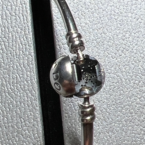 Limited Edition Unique Snowflake Bangle w Pandora Clasp & Box - Picture 8 of 16